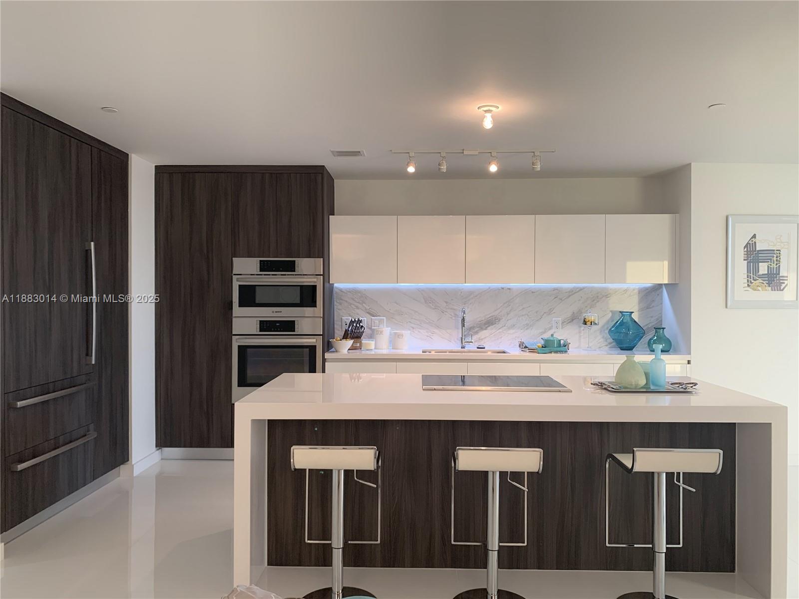 851 NE 1st Avenue 4902