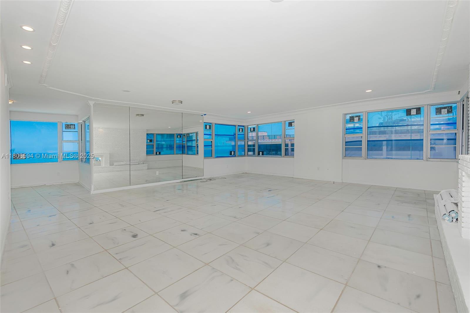 5255 Collins Ave 14D
