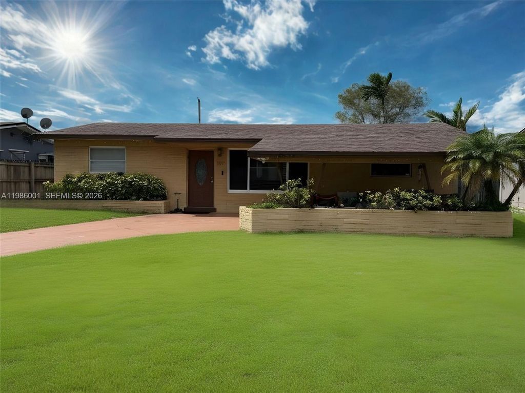 Photo of 1833 SW 43rd Ave, Fort Lauderdale, FL 33317 (MLS # A11986001)