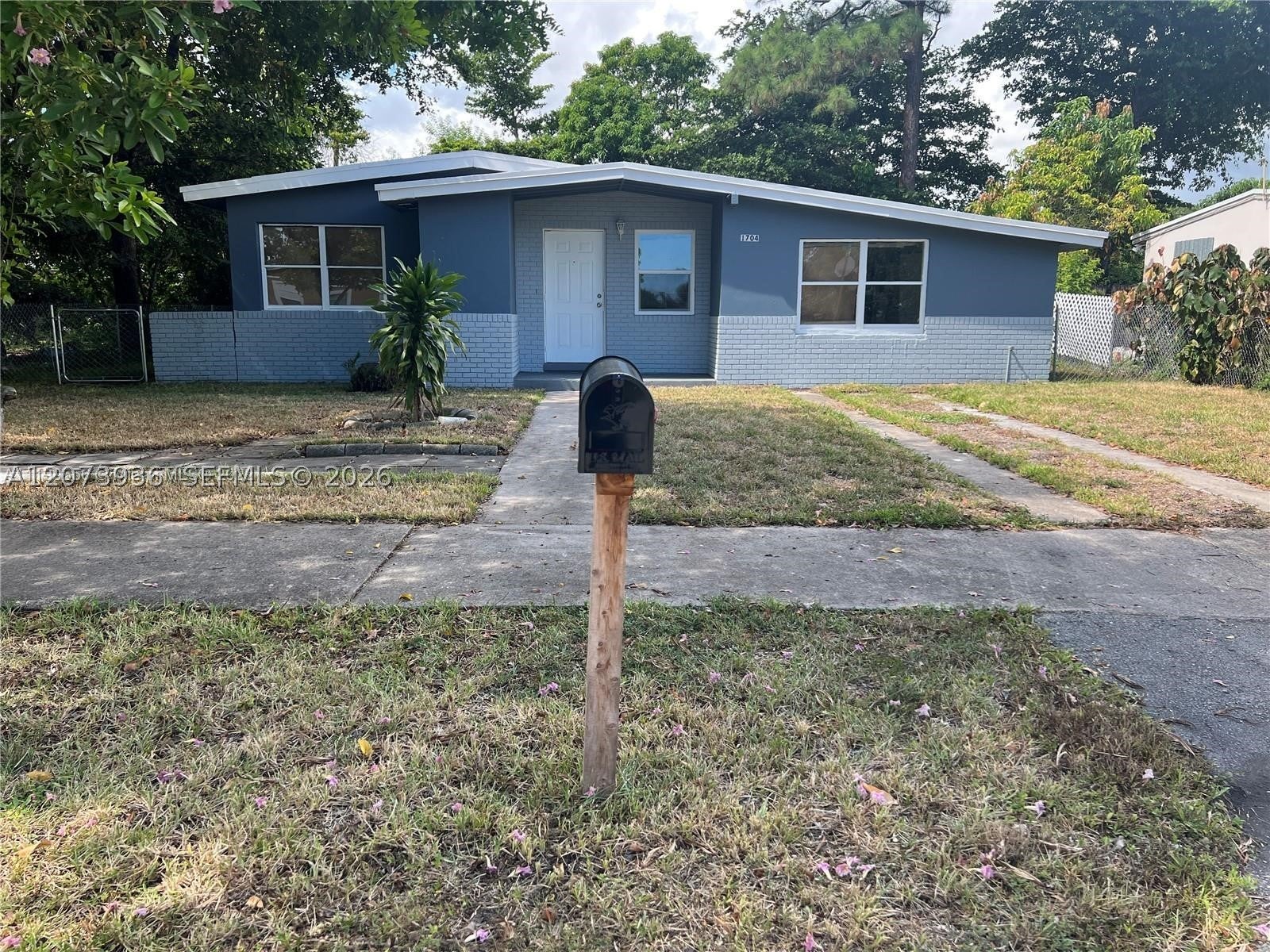 1704 NW 18th St