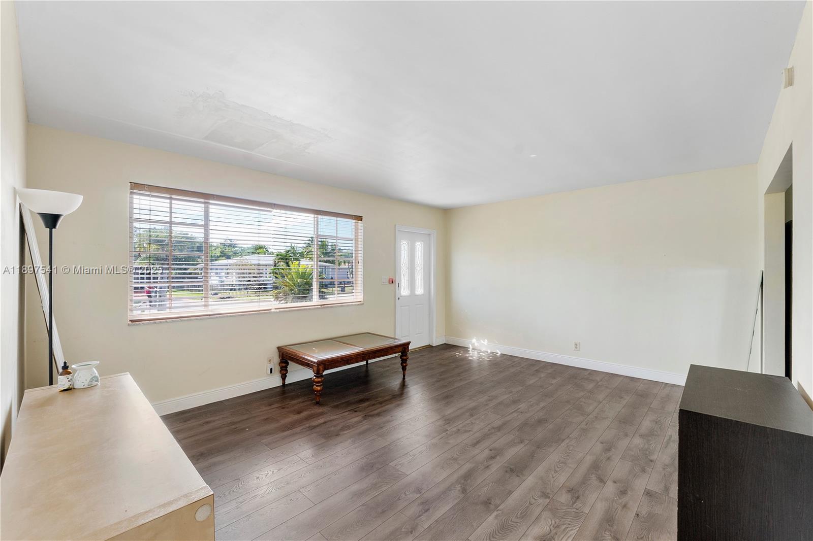 HOLLYWOOD LITTLE RANCHES - Residential Lease