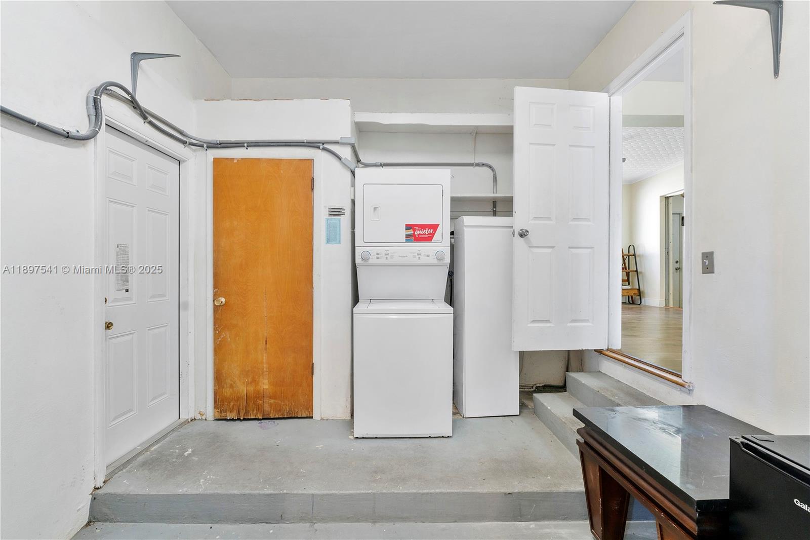 HOLLYWOOD LITTLE RANCHES - Residential Lease