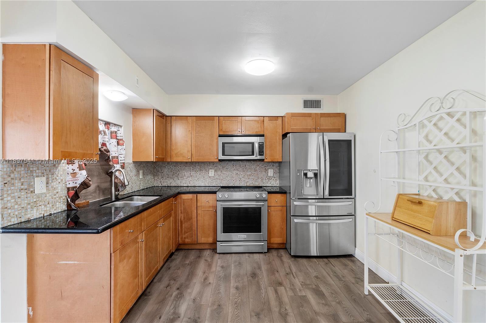 HOLLYWOOD LITTLE RANCHES - Residential Lease