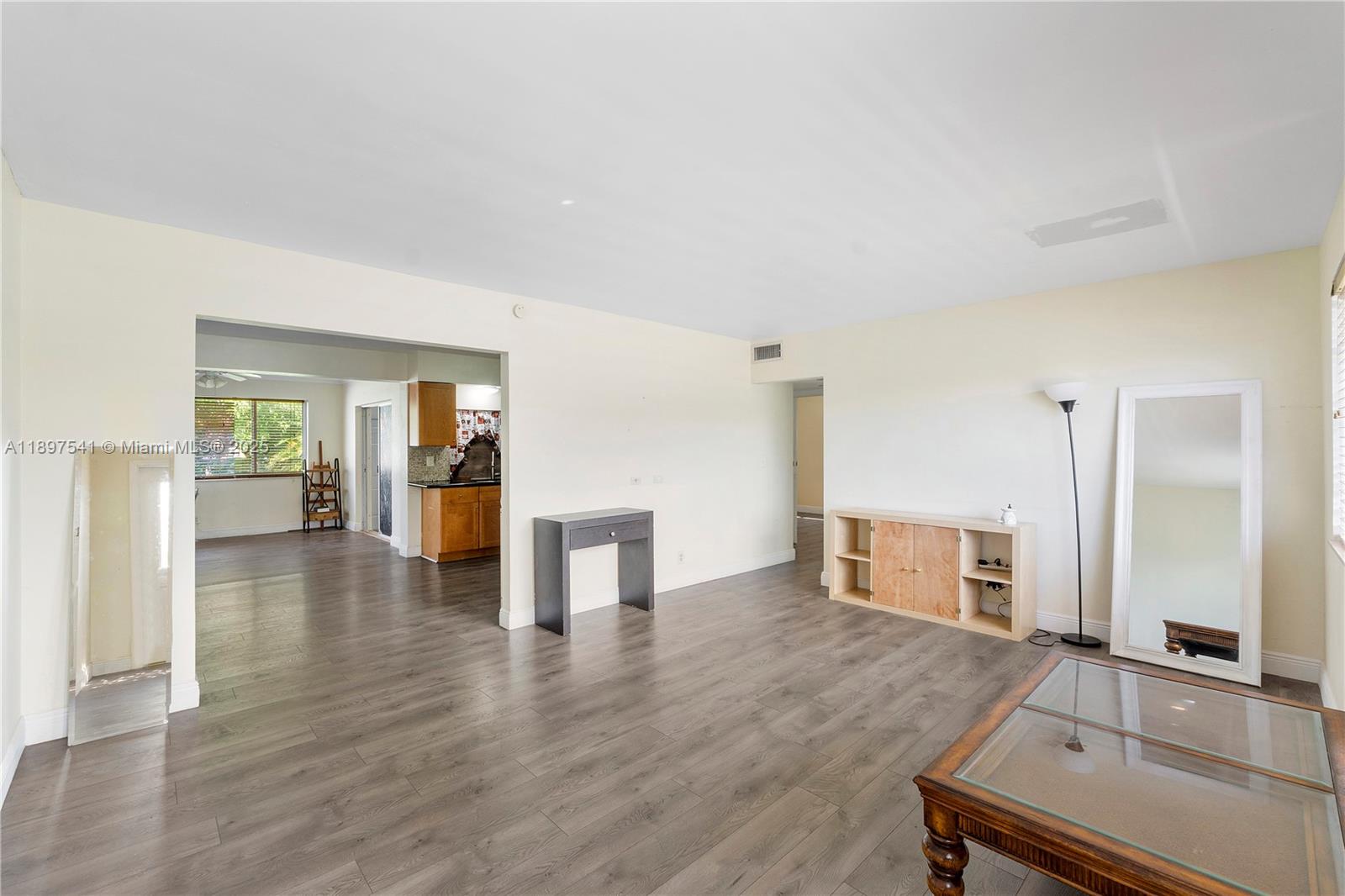 HOLLYWOOD LITTLE RANCHES - Residential Lease