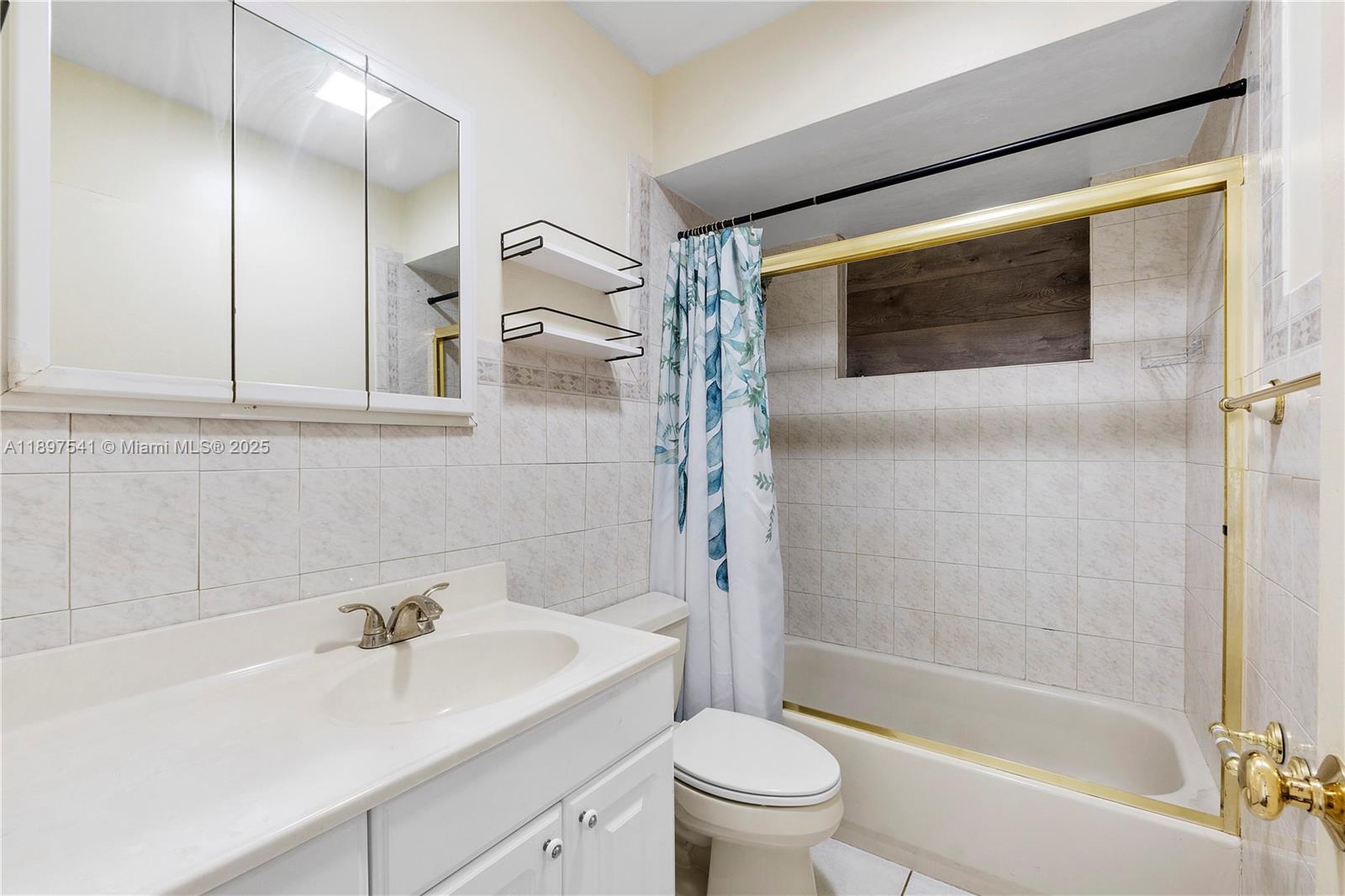 HOLLYWOOD LITTLE RANCHES - Residential Lease