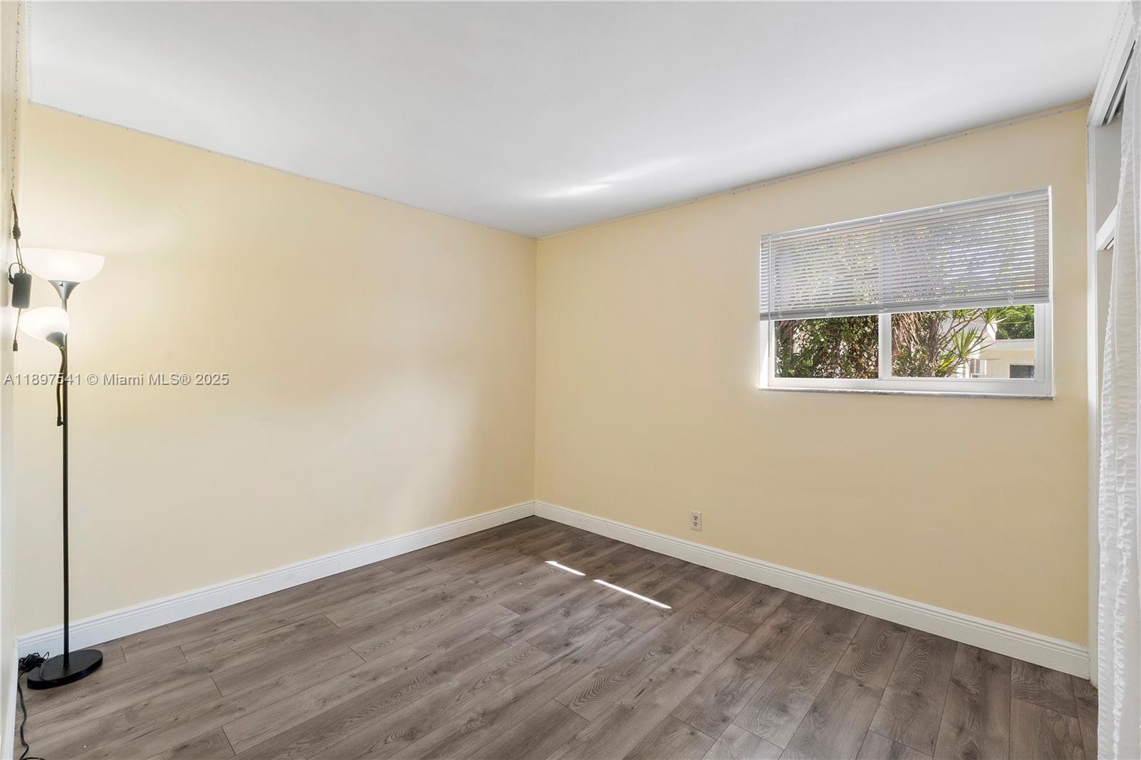 HOLLYWOOD LITTLE RANCHES - Residential Lease