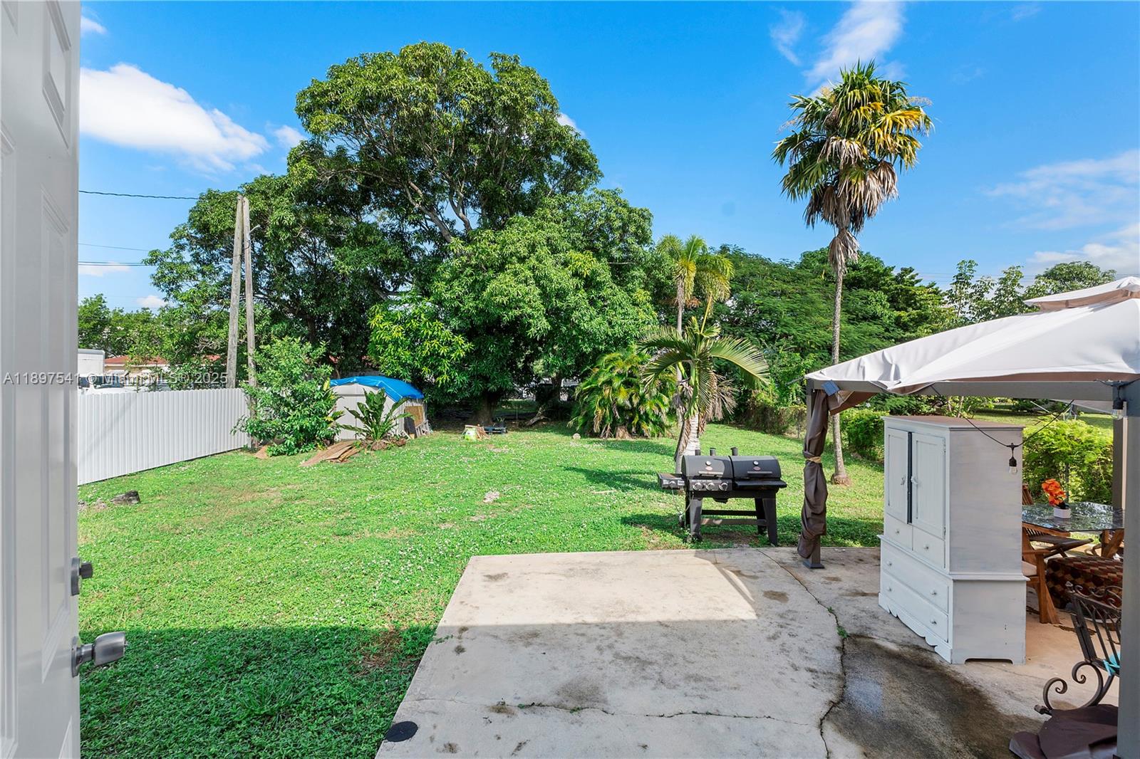 HOLLYWOOD LITTLE RANCHES - Residential Lease