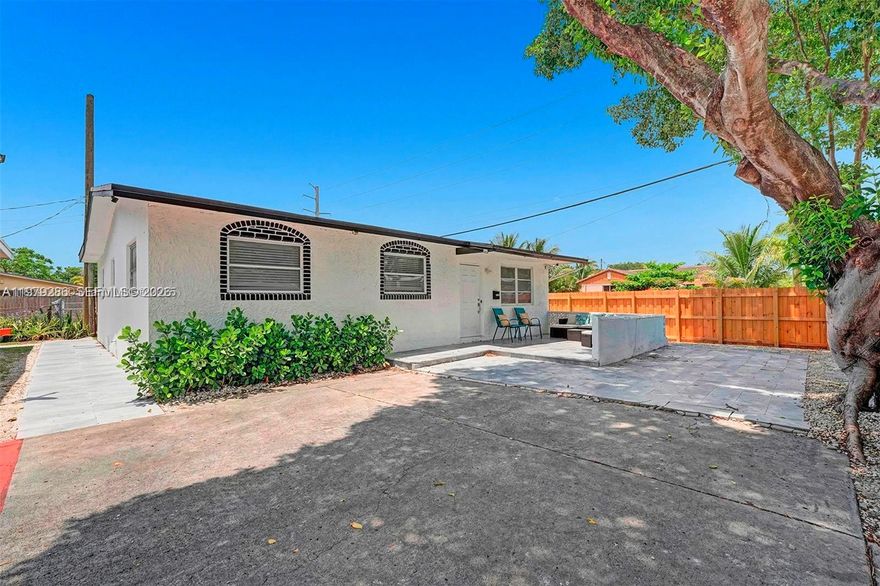 NO HOA !! AMAZING OPPORTUNITY- 
INVESTORS, OR RESIDENTIAL !!
Beautiful open space detached corner SFH. Modern design throughout, white ceramic floors, SS appliances (4 year), front Porch, back yard with bbq area. Laundry room and Specious,3 bedrooms.
 Nice quiet area, minutes from Hollywood Beach, restaurants, and shops.
(Airbnb license was obtained by the previous tenant )
MUST SEE!