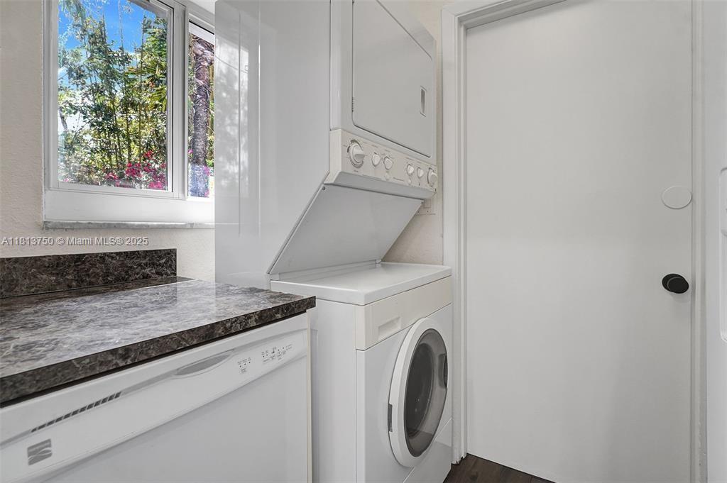 LAUDERDALE PARK 6-33 1/2 - Residential