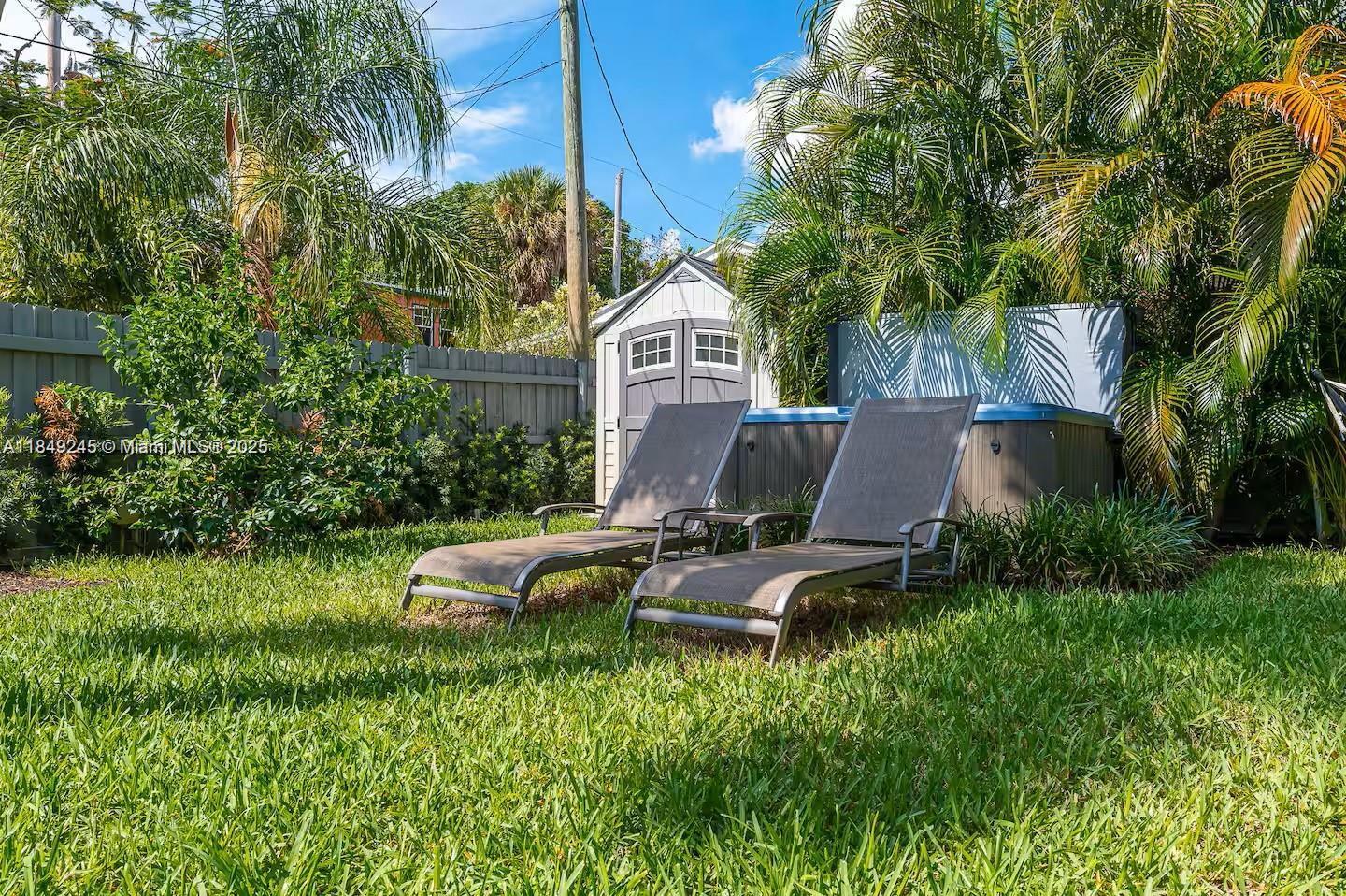 Enjoy quiet comfort in this charming home featuring a private fenced backyard, perfect for relaxing or entertaining. Just 15 minutes from premiere shopping experience like Worth Avenue, Palm Beach Outlets, and legendary dining at the Breakers. You're also close to beautiful beaches like Palm beach shores, Peanut Island, and Phil Foster park.
If you are Art enthusiast you can go to Norton Museum, The Flagler museum 5 minutes away or Opera at the Kravis Center 15 minutes away.
If love animals, the Manatee Lagoon is a short 5 minutes stroll away.
A calm retreat with easy access to everything you love.