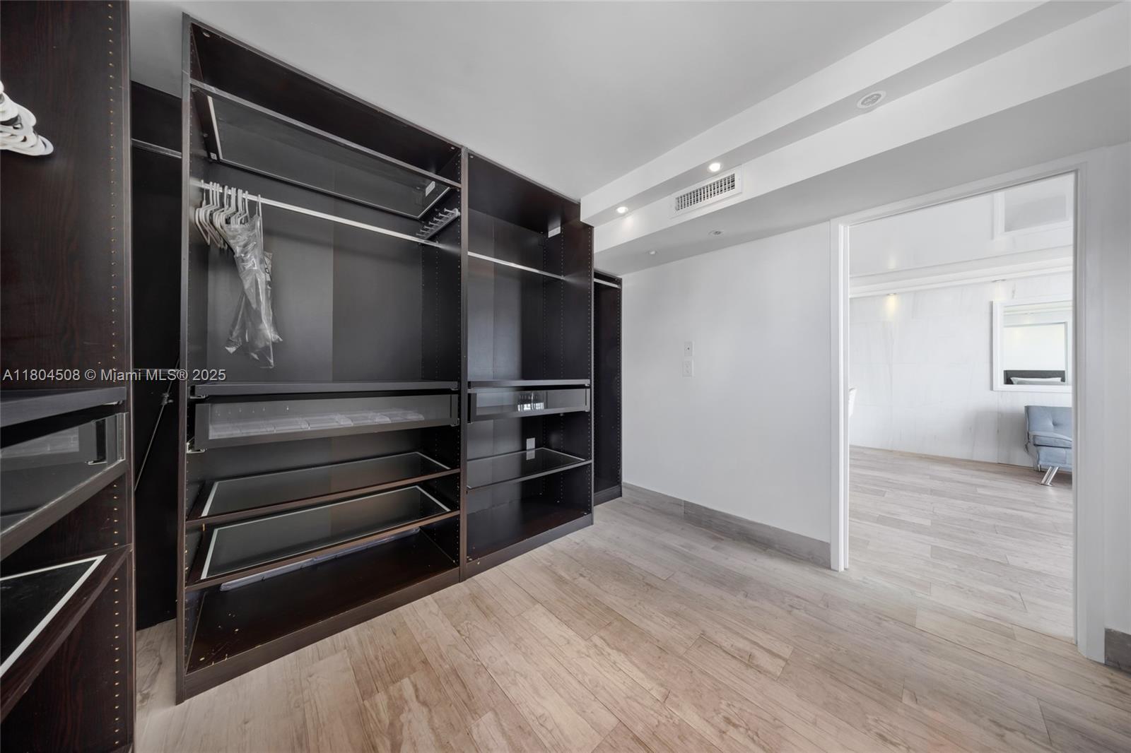 THE PRESIDENTIAL CONDO - Residential Lease