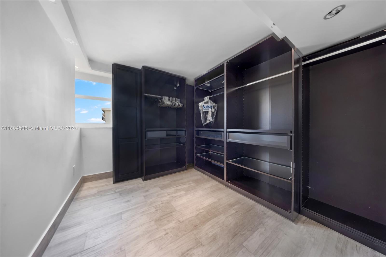 THE PRESIDENTIAL CONDO - Residential Lease