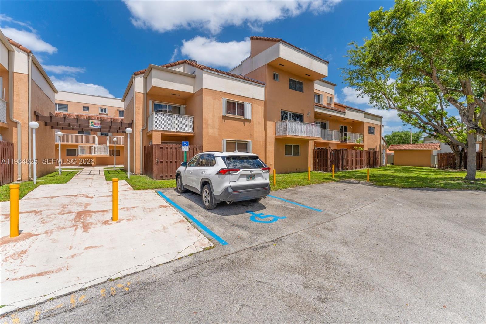 THE SEASONS VILLAS & THMS - Residential