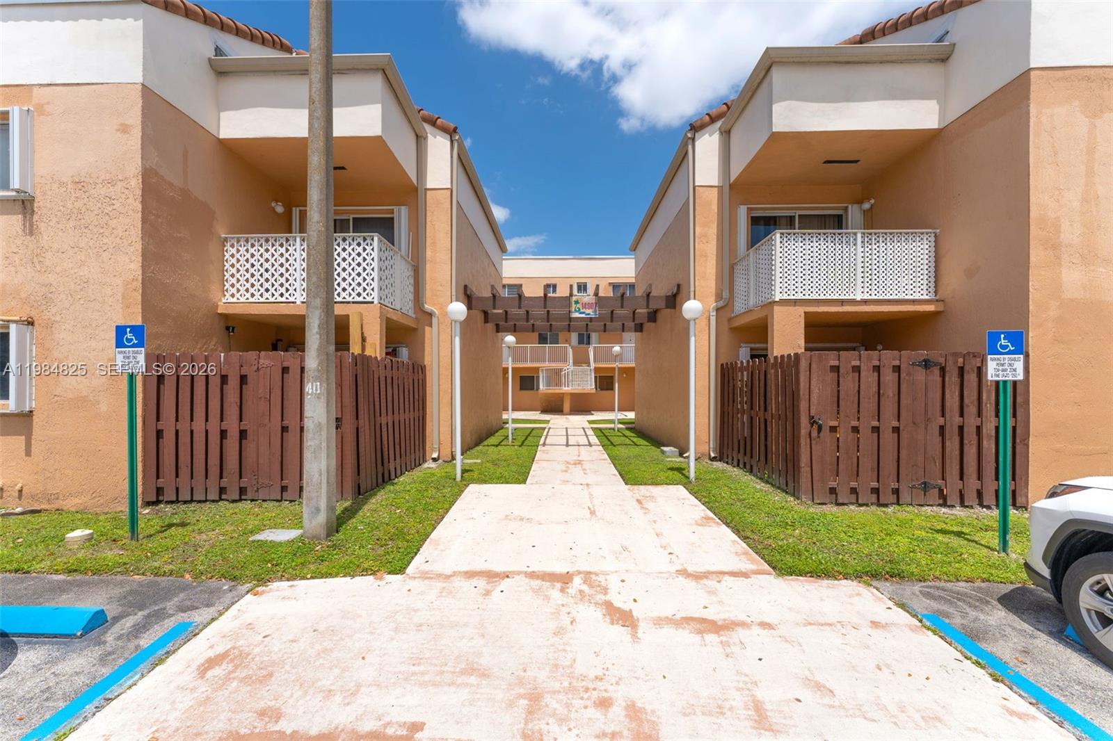 THE SEASONS VILLAS & THMS - Residential