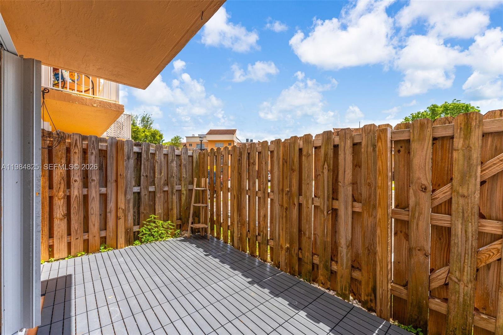 THE SEASONS VILLAS & THMS - Residential