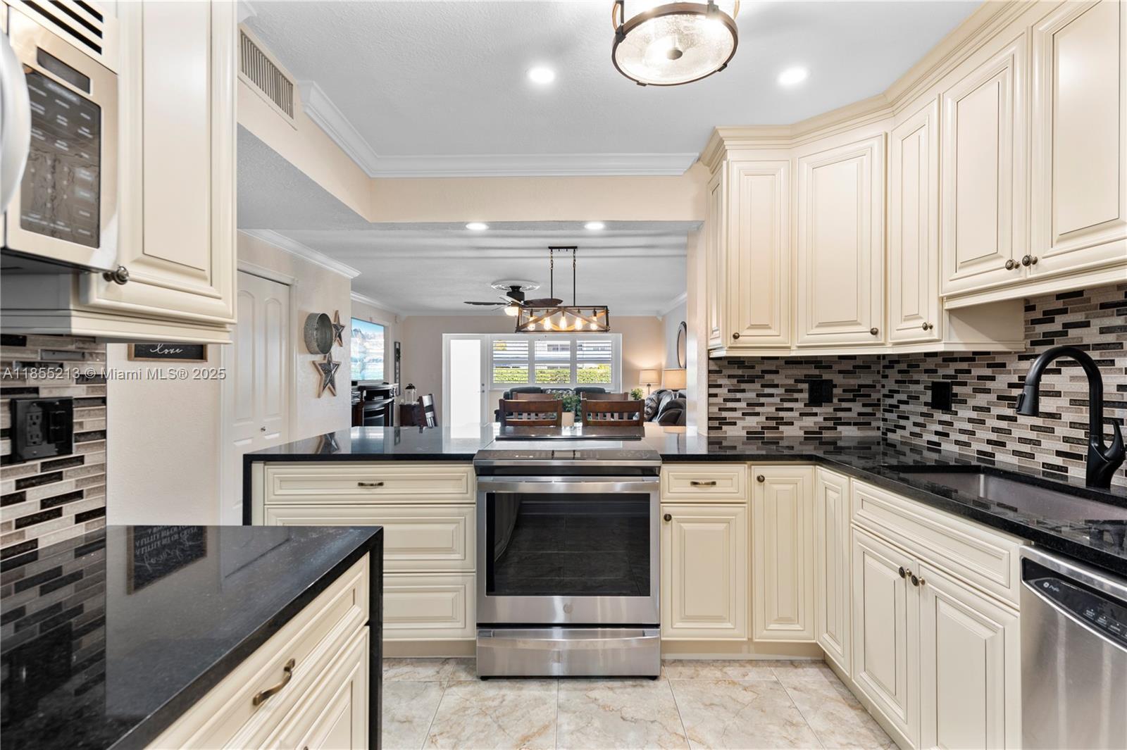 SECOND GULFSTREAM GARDEN - Residential