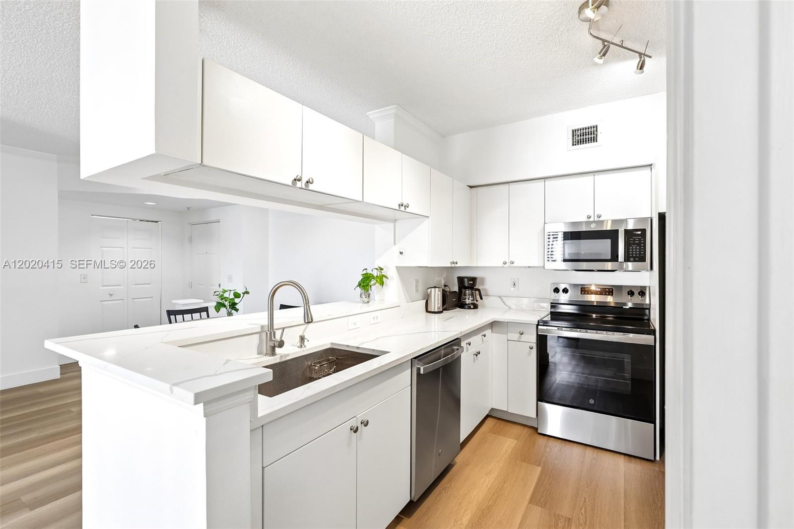PORTO BELLAGIO CONDO - Residential