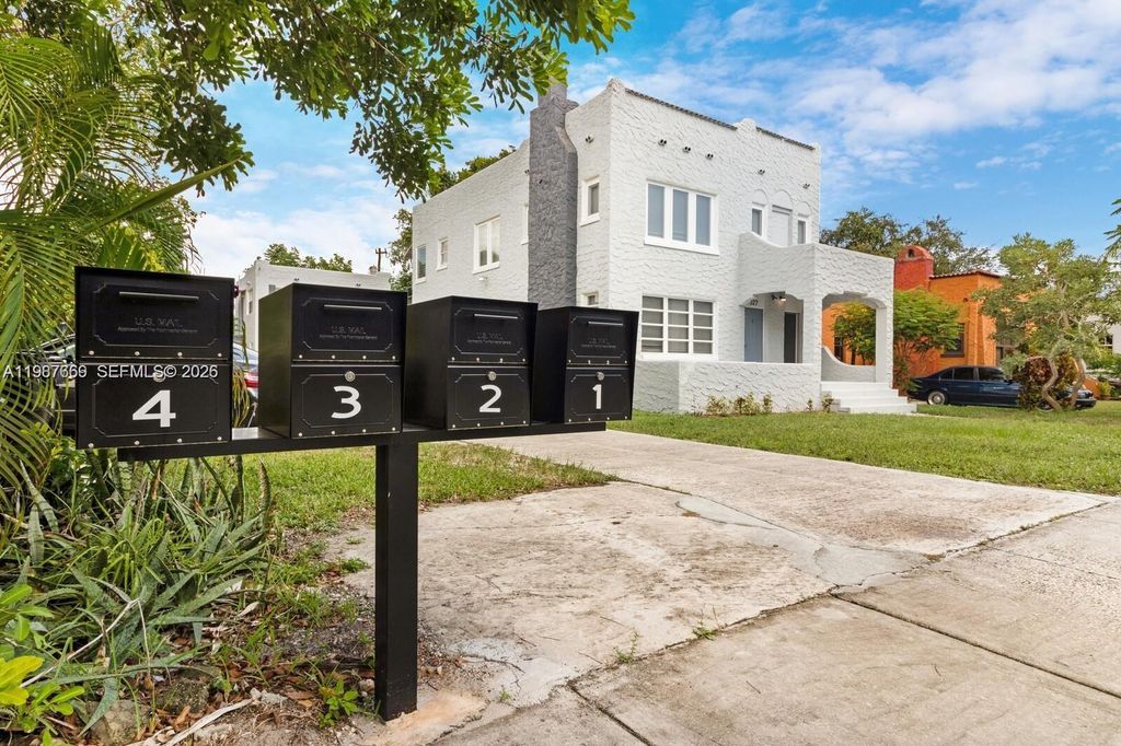 Photo of 327 SW 20th St #2, Fort Lauderdale, FL 33315 (MLS # A11987669)