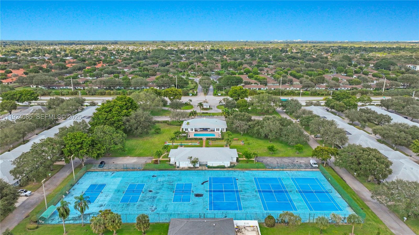 LIMETREE CONDO - Residential