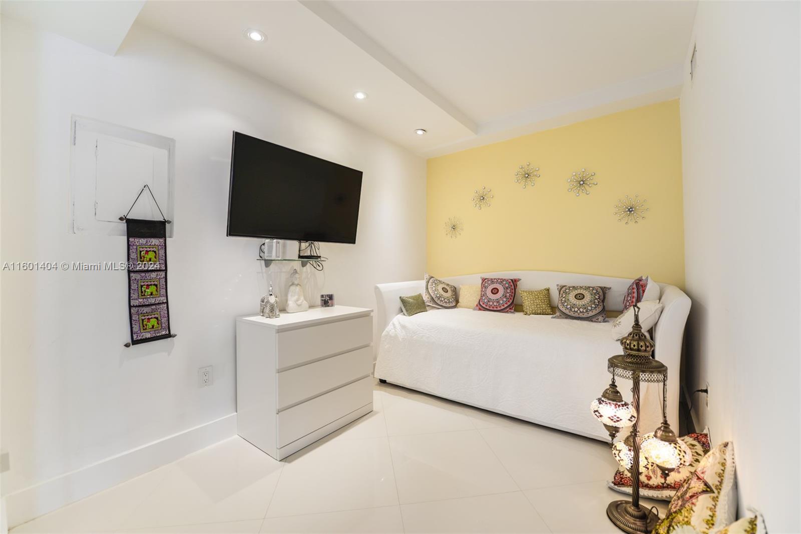 HEMISPHERES CONDO - Residential Lease