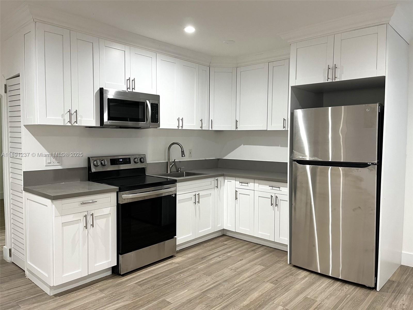 NORTH HOLLYWOOD SQUARE AM - Residential Lease