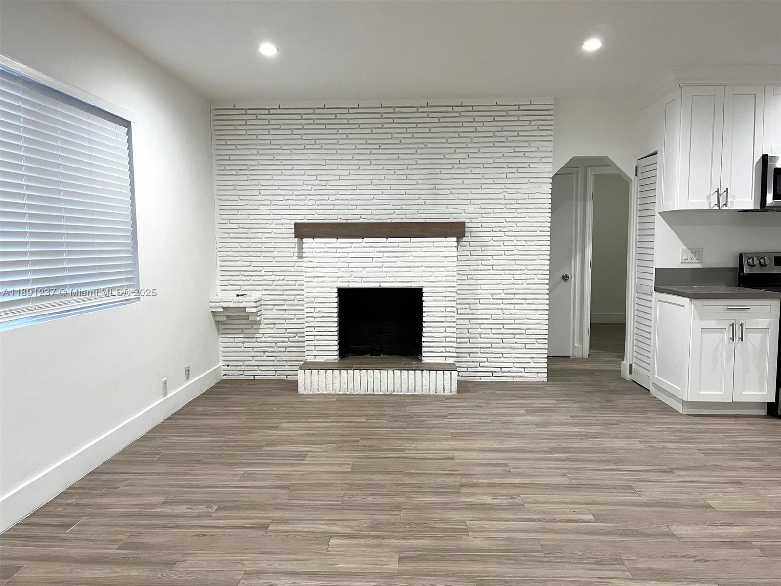 NORTH HOLLYWOOD SQUARE AM - Residential Lease