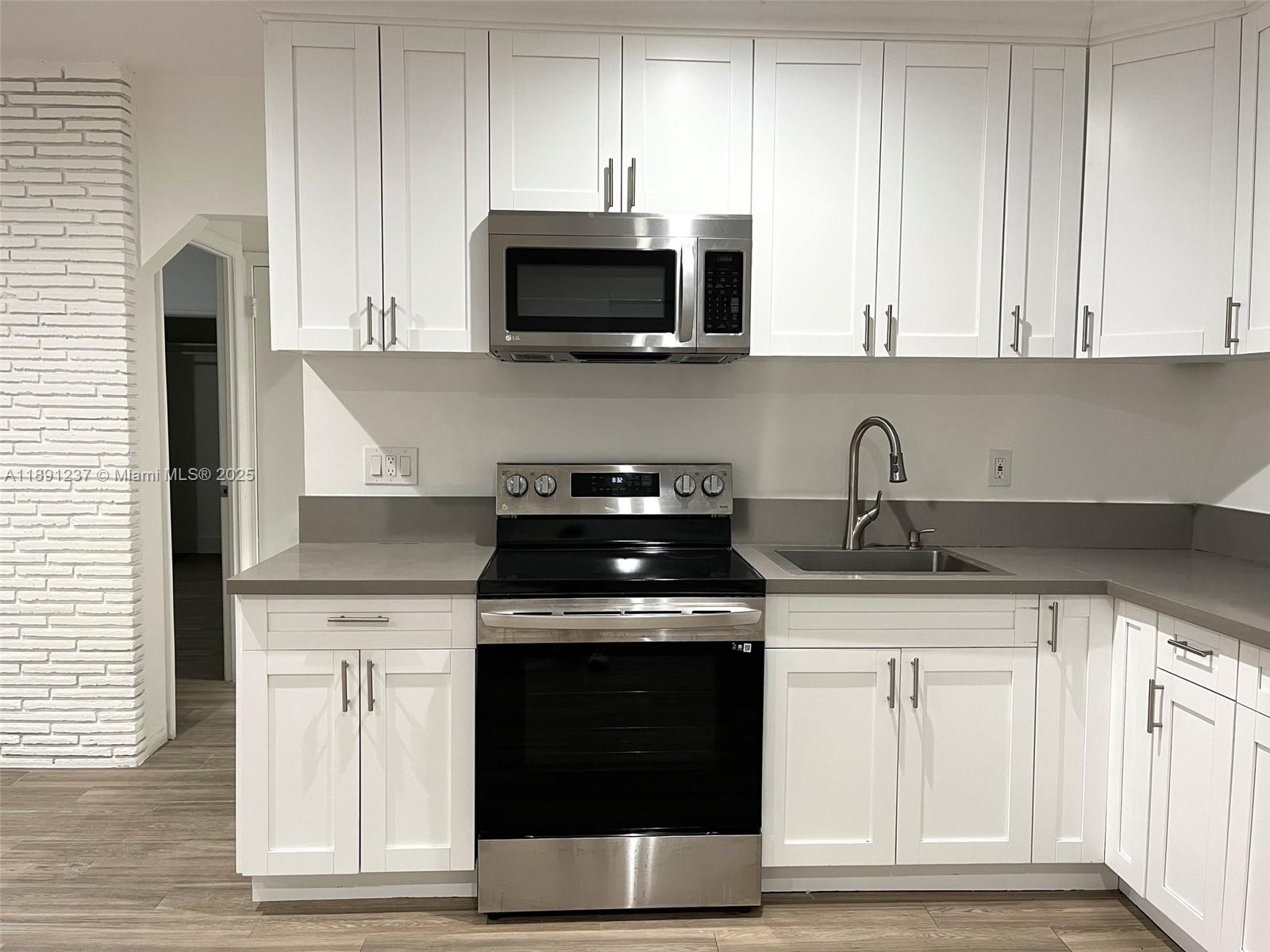 NORTH HOLLYWOOD SQUARE AM - Residential Lease