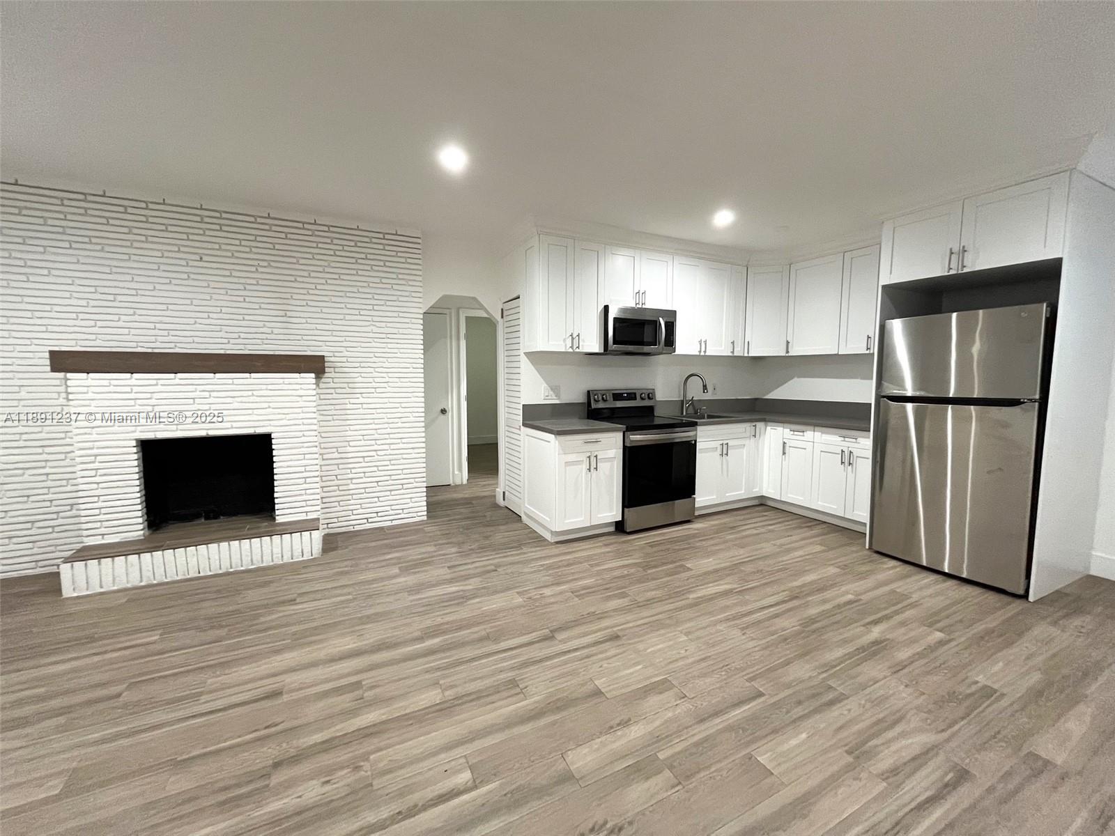 NORTH HOLLYWOOD SQUARE AM - Residential Lease