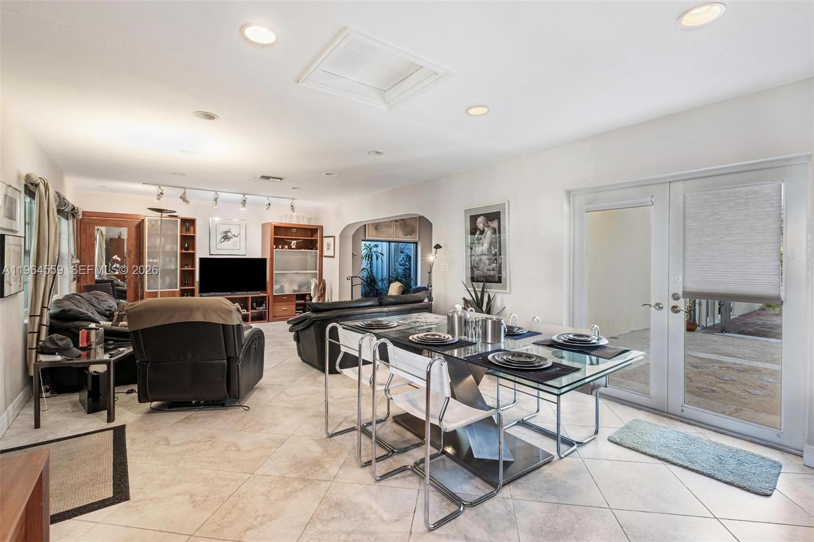 5990 SW 83rd St, South Miami, FL, 33143/$2,390,000 3 5990 SW 83rd St