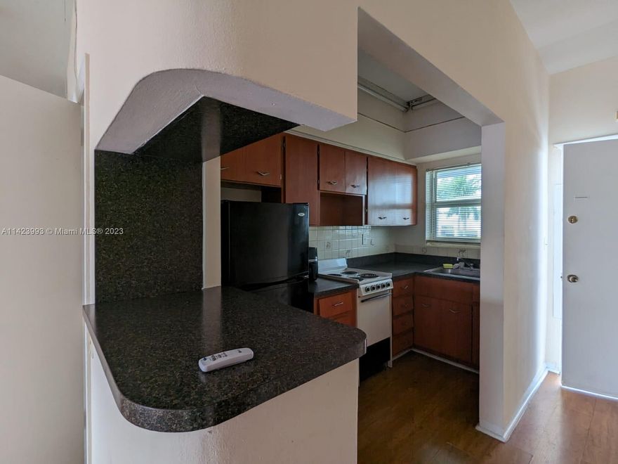 0/1 COZY APARTMENT WITH BALCONY FACING CANAL. COME SEE IT WHILE IT IS STILL AVAILABLE! QUIET NEIGHBORHOOD. CLOSE PROXIMITY TO CONVENIENCE STORES, GROCERY STORES, EATERIES AND MORE. PLEASE TEXT 24 HS PRIOR TO ARRANGE A VIEWING.
