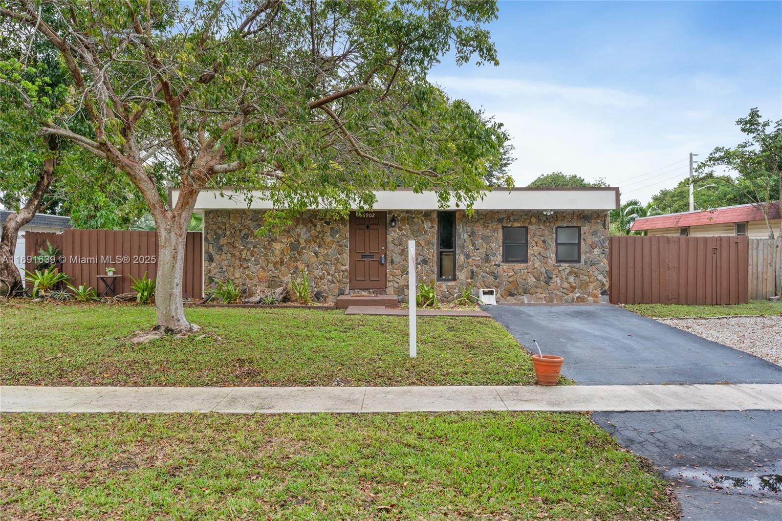 Property for Sale at 6902 Nw 78th St, Tamarac, Broward County, Florida - Bedrooms: 3 
Bathrooms: 1  - $395,000