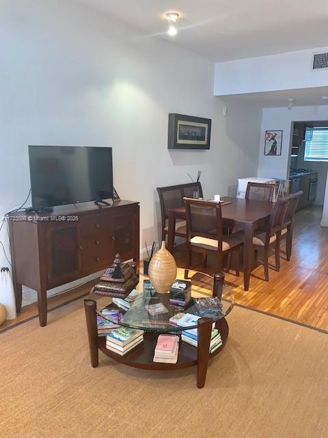 1330 Drexel Ave 205, Miami Beach, Miami-Dade County, Florida - 1 Bedrooms  
1 Bathrooms - 