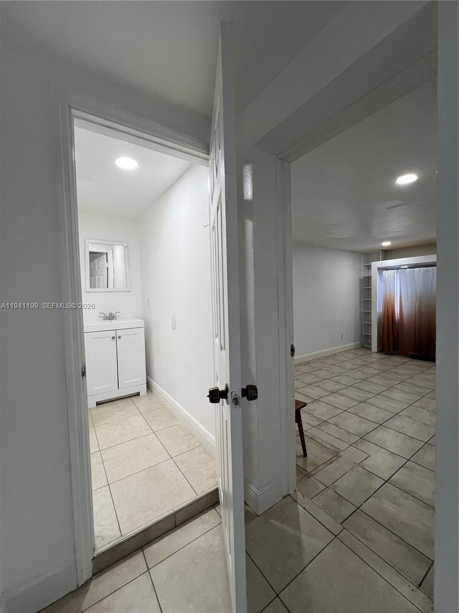 AVOCADO MANOR - Residential