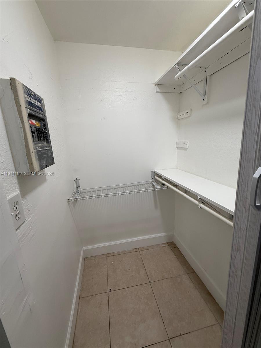 AVOCADO MANOR - Residential