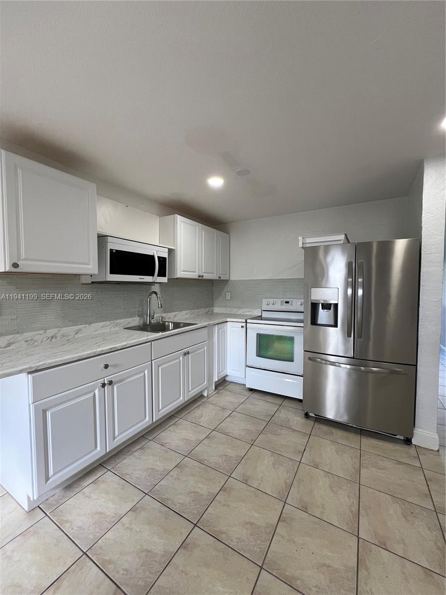 AVOCADO MANOR - Residential