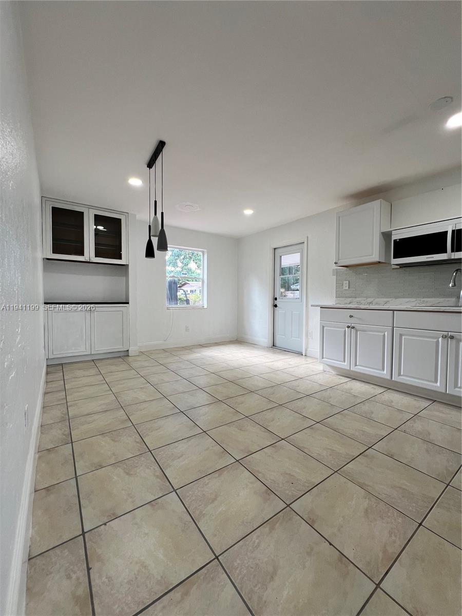 AVOCADO MANOR - Residential