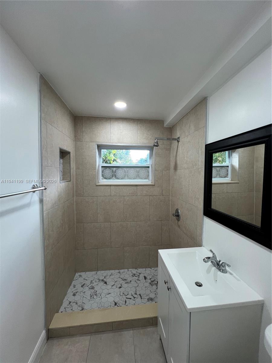 AVOCADO MANOR - Residential