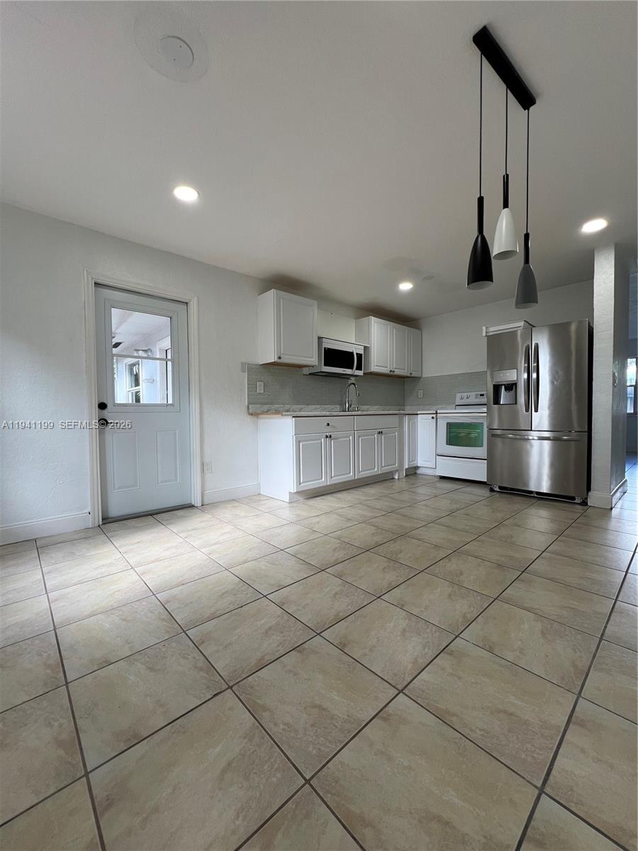 AVOCADO MANOR - Residential