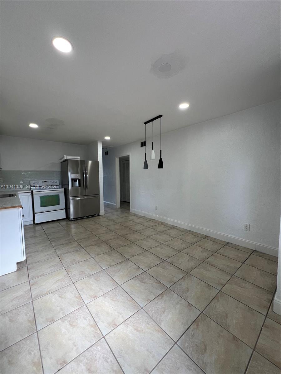 AVOCADO MANOR - Residential