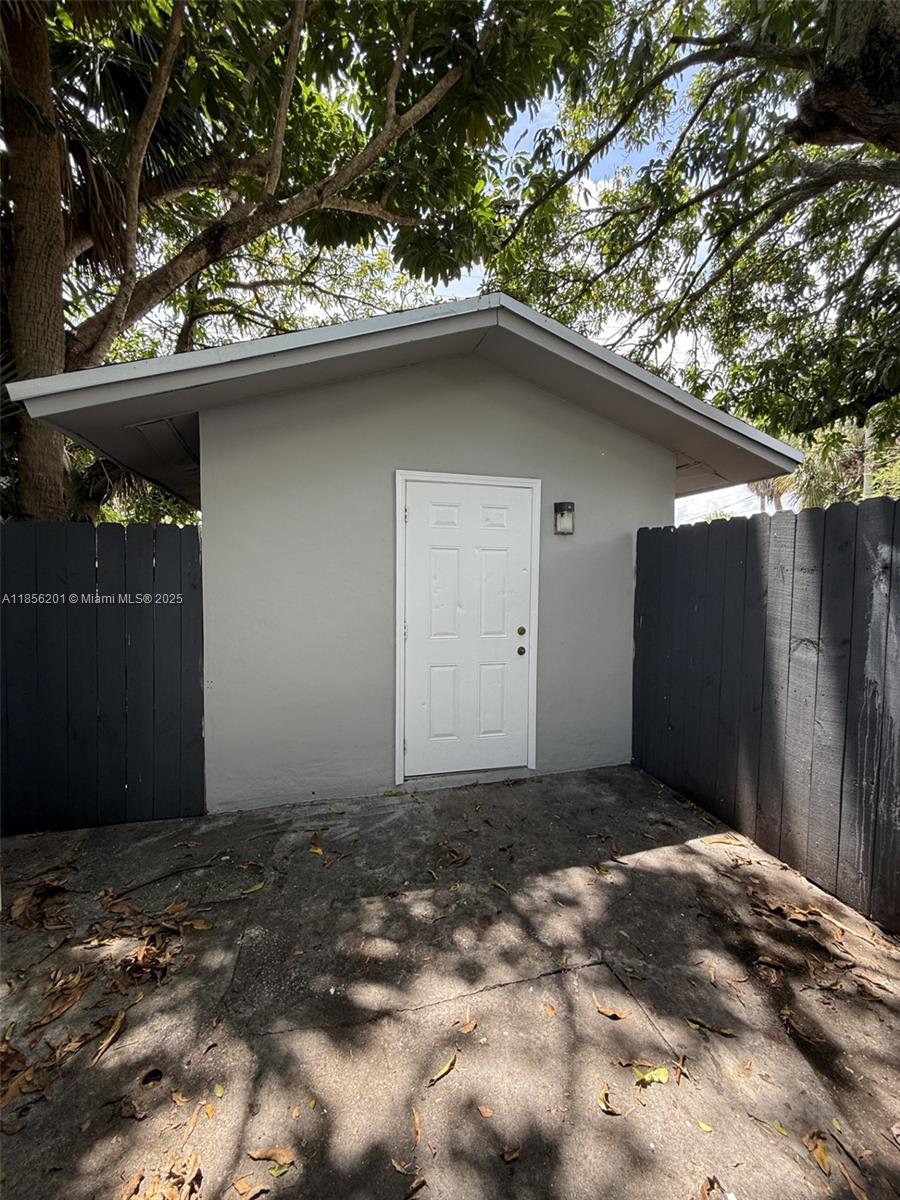 Discover your ideal living space in this delightful 1-bedroom, 1-bathroom efficiency in prime location. Perfect for an individual or couple. Fully remodeled with private entrance. This rental offers comfort, convenience, and an unbeatable location. Maximum of 1 vehicles allowed. Washer and Dryer included. Electricity, Wifi and water included in price. Only asking for 1st month and 1 security deposit.
