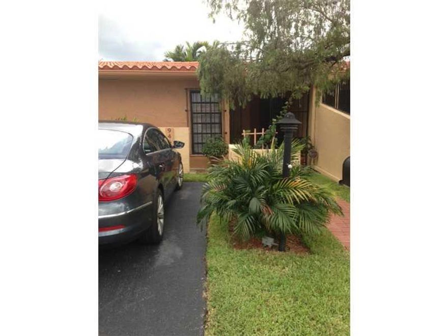 GEORGEUS FULLY REMODELED TOWNHOUSE. 3/2 LARGE PATIO FOR A TOWNHOUSE, NEW STAINLESS STEEL APPLIANCES AND NEW WASHER AND DRYER. NEW FLOORS CERAMIC TILE. NEW WINDOW DRESSINGS. YOU SHOW IT YOU RENT IT.