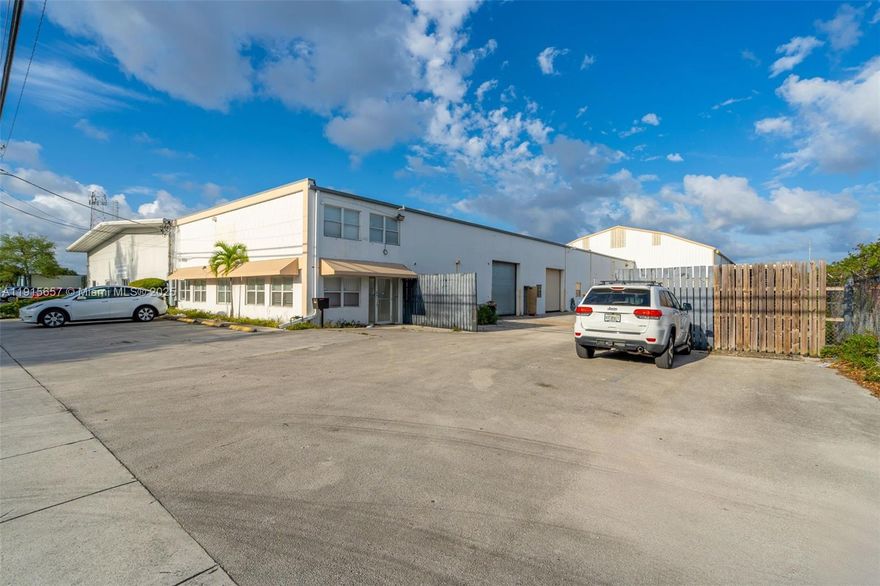 17,530 SF industrial building for lease with direct I-95 frontage in Fort Lauderdale. Minutes from Sunrise Blvd and 7 miles to FXE and FLL airports. Features 18' clear height, (2) dock-high doors, (3) drive-in doors, 2,050 SF office, 15+ parking spaces, and a fully fenced 0.69-acre lot bordering the railroad. Landlord offers TI packages, signage opportunities, and covers all capital expenditures, including the roof.
