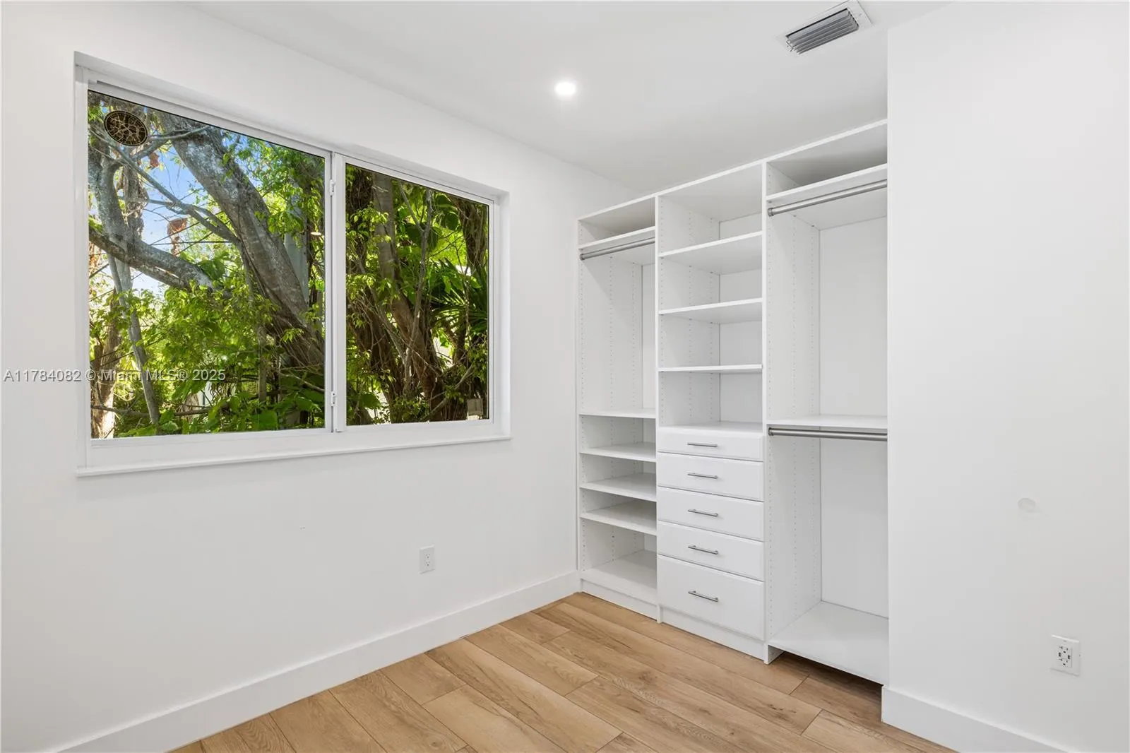 Miami, Florida 33133, United States, 3 Bedrooms Bedrooms, ,3 BathroomsBathrooms,Residential,Active,113460