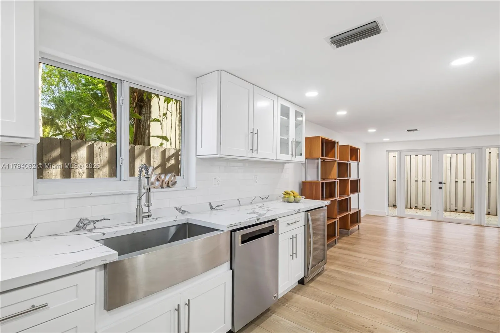 Miami, Florida 33133, United States, 3 Bedrooms Bedrooms, ,3 BathroomsBathrooms,Residential,Active,113460