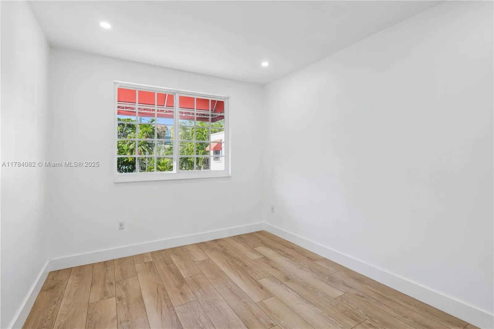 Miami, Florida 33133, United States, 3 Bedrooms Bedrooms, ,3 BathroomsBathrooms,Residential,Active,113460