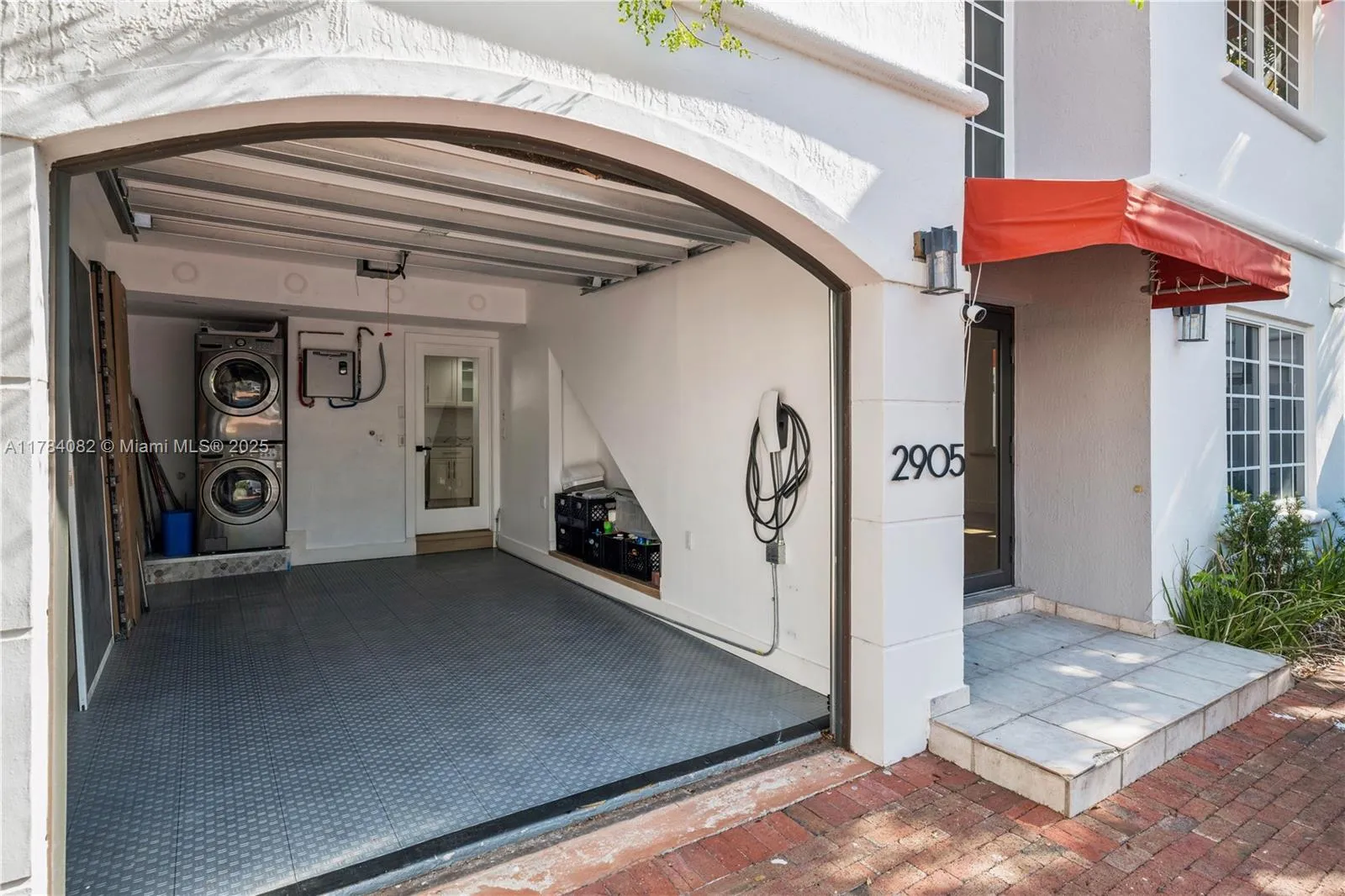 Miami, Florida 33133, United States, 3 Bedrooms Bedrooms, ,3 BathroomsBathrooms,Residential,Active,113460