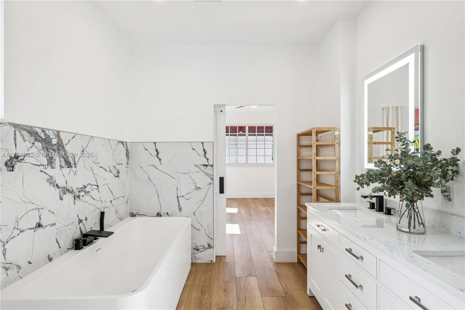 Miami, Florida 33133, United States, 3 Bedrooms Bedrooms, ,3 BathroomsBathrooms,Residential,Active,113460