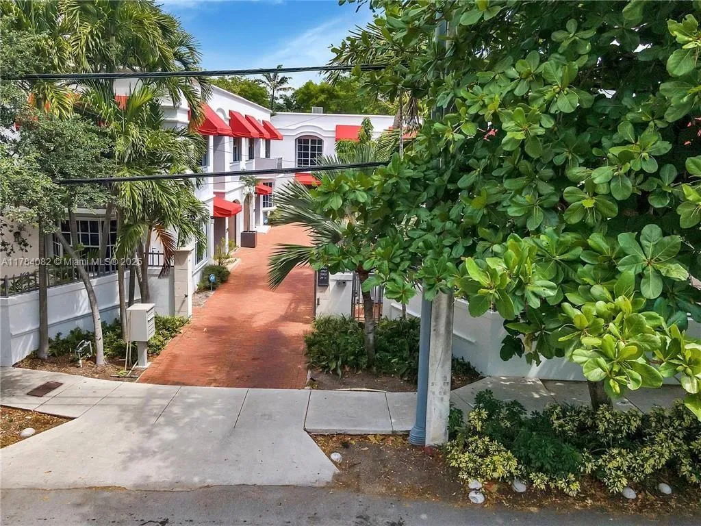 Miami, Florida 33133, United States, 3 Bedrooms Bedrooms, ,3 BathroomsBathrooms,Residential,Active,113460