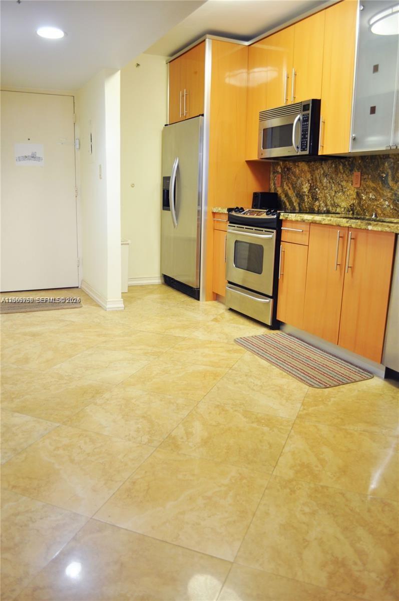 THE DECOPLAGE CONDO - Residential Lease