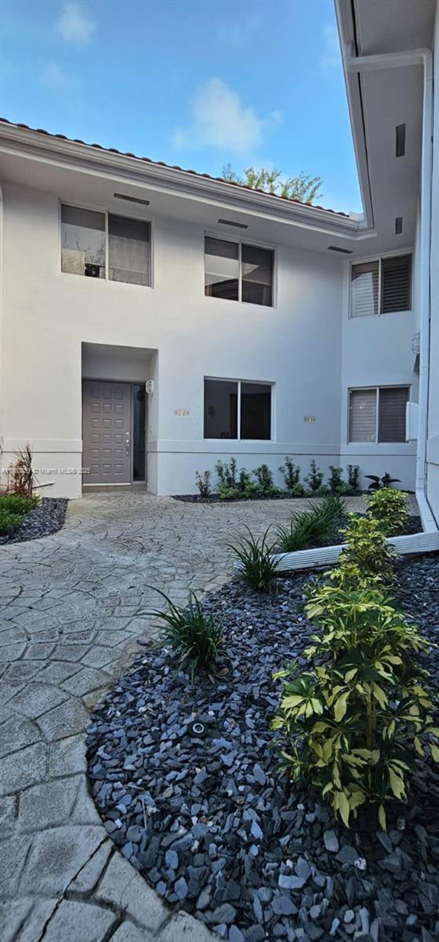 LOCATION! LOCATION! LOCATION! Live in the Heart of Central Park – Prestigious Parc Court Don't miss this beautifully maintained 3 Bedroom, 2 Bathroom Coach Home, all on the ground floor with a 1-car attached garage A lockbox is located on the front door of the unit. Spacious layout with tile and laminate flooring. Large rooms with closets. Modern stainless steel appliances Top-of-the-line washer and dryer. Bright eat-in kitchen. Desirable split-bedroom floor plan for added privacy. Community Highlights: Close to the pool, spa, and clubhouse. Located near Central Park, shopping, and major highways. Available Now.